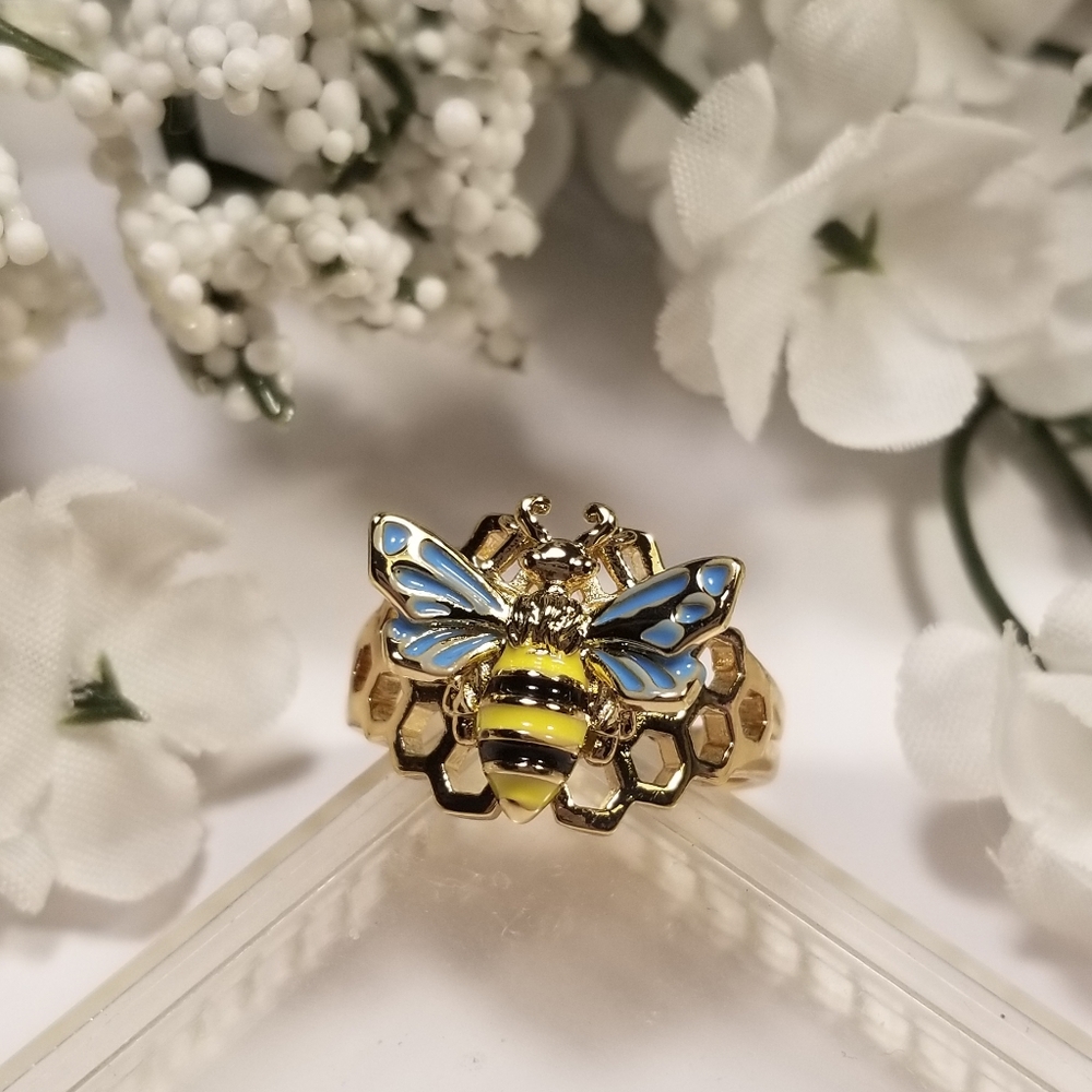 Beautiful 18k Honey Comb Bee Ring